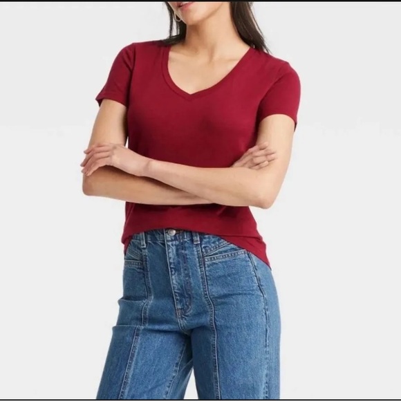 Universal Thread Women's Short Sleeve V-Neck T-Shirt Maroon NEW - Picture 2 of 4